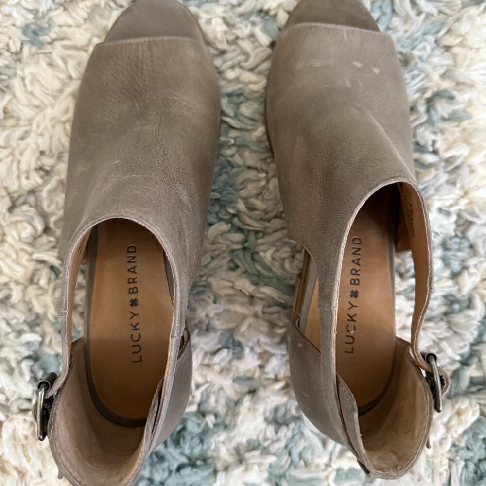 Lucky Brand Sandal with 2" Chunk Wood Heal Size 8.5 Taupe